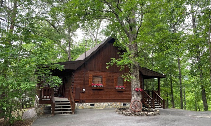 Gatlinburg - Pigeon Forge Cabin | Prime Location Near Pigeon Forge with Hot Tub & Pool