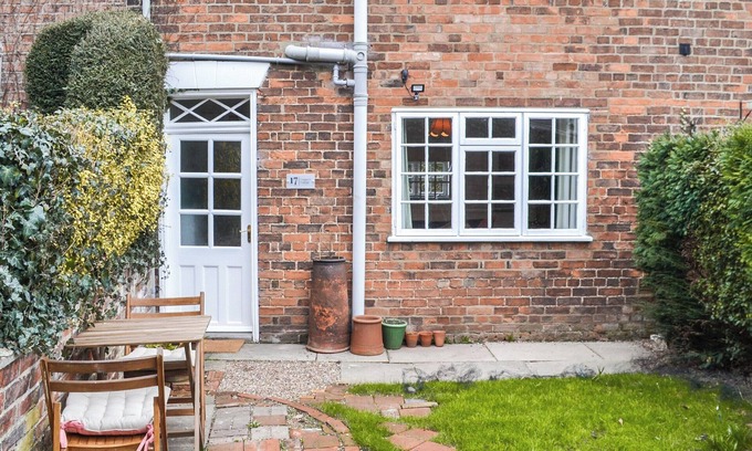 Louth Cottage | Inviting Cottage Overlooking the Breathtaking St James Spire