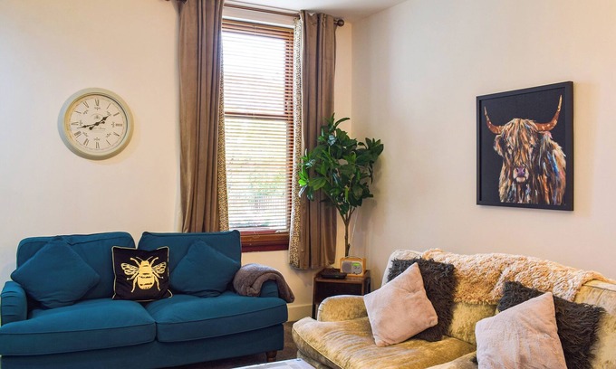 Largs Cottage | Cozy Ground Floor Apartment with Private Entrance & Ocean View