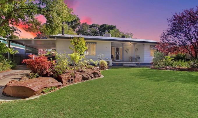 Hay Villa | A Refreshing Oasis on the Hay Plains - Guest Rated 10/10