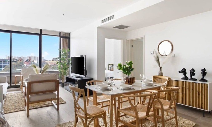 Carlton South Apartment | Premium 2BR Apartment Near Melbourne Uni with Free Parking