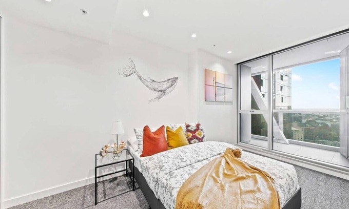 Melbourne Central Business District Apartment | Cozy Apartment Near Southern Cross Station with Pool