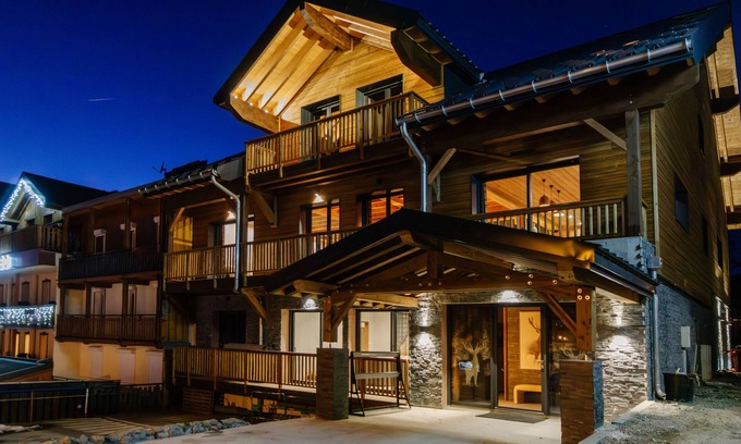 Saint-Francois-Longchamp Ski Chalet | Elegant Chalet at the Foot of Scenic Slopes with Spa