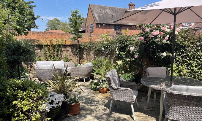 Chichester House | Elegant 2-Bed House with Courtyard in Central Chichester