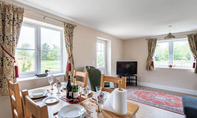 Lower Wick Cottage | Beautiful Two Bedroom Barn with Lake View & Breakfast