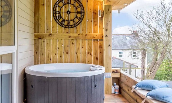 Littlebredy Cabin | Relaxing Garden Lodge with Hot Tub and Sun Terrace