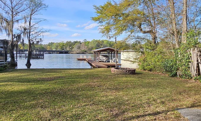 Warwick House | Immaculate Lakefront Cottage with Breakfast and Kitchen