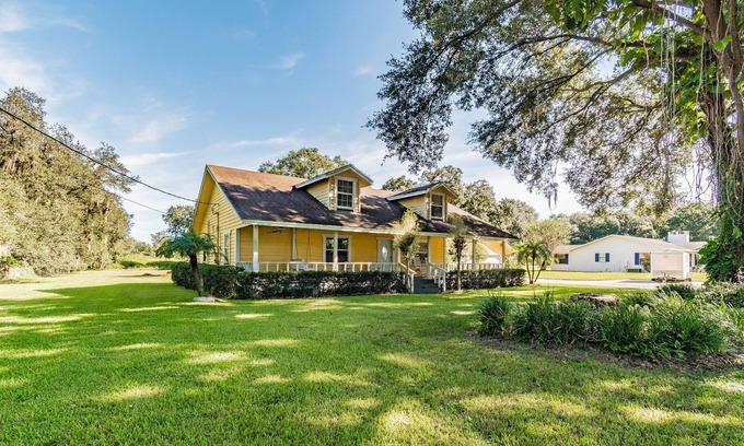Plant City House | Discover Country & Modern Flair Near the Interstate