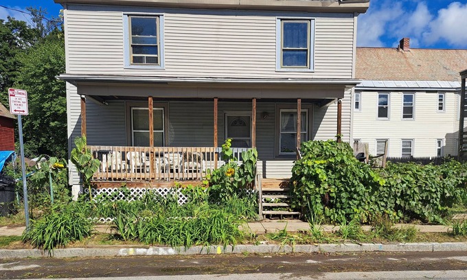 Schenectady House | Cozy Oasis with Self Check-In and Free Wifi Awaiting You