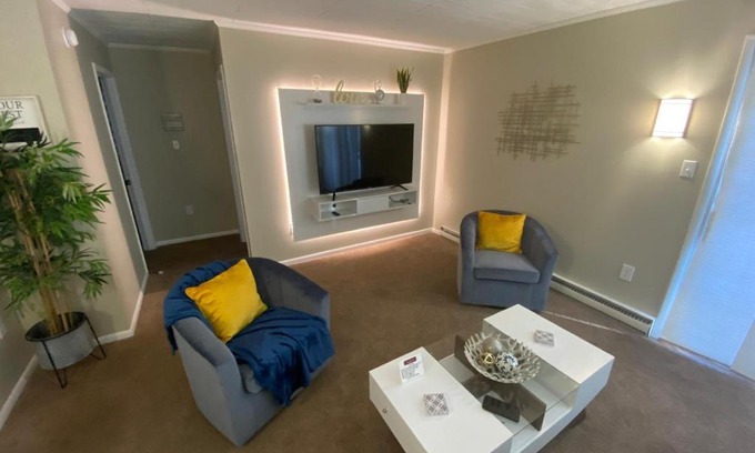 Bausman Apartment | Modern Apartment with Pool and Ocean Views Near Downtown