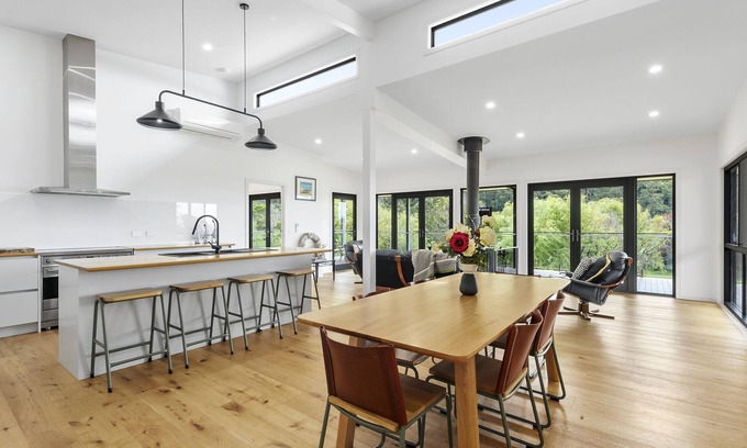 Kennett River House | A modern riverside abode close to the beach