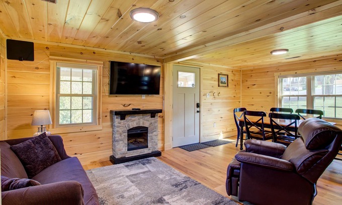 Elizabethtown House | Modern Rustic Chalet with Hot Tub Near Hershey, PA