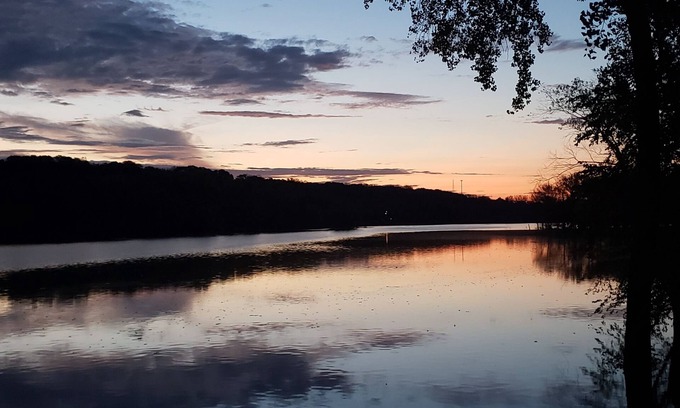 East Dubuque House | Discover a 2BR Lakefront Home with Boats & Great Amenities!