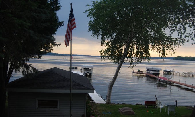 Markesan Cottage | Family-Friendly Haven: Sleeps 10 with Ocean & Lake Views