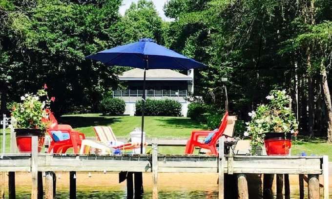 Huddleston Cottage | Discover a Nautical Retreat on Smith Mountain Lake