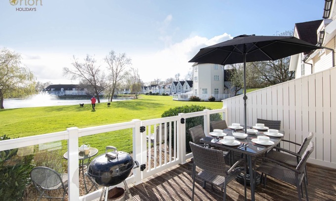 South Cerney Cottage | Relaxing Lakeside Lodge for 6 Guests in New England