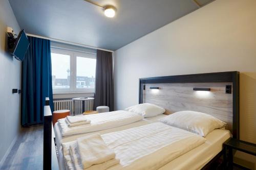 Friedrichstadt Hotel | Convenient Stay at a&o Düsseldorf Hauptbahnhof with Pool