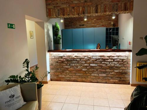 Mikoow Hotel | Budget-Friendly A&P Motel with Breakfast & Accessibility