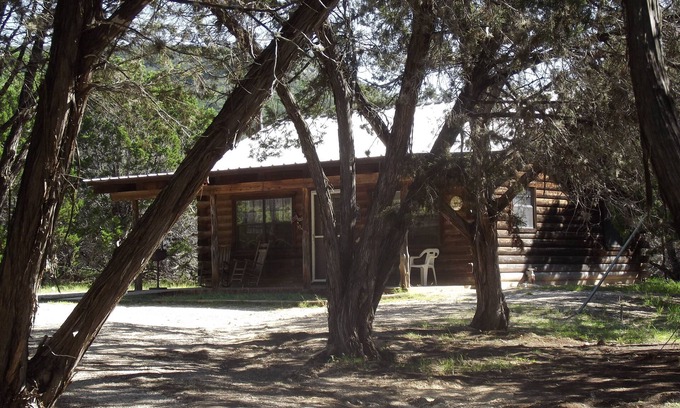 Vanderpool Cabin | Idyllic A Peace of Heaven Cabins: Pet-Friendly Retreat
