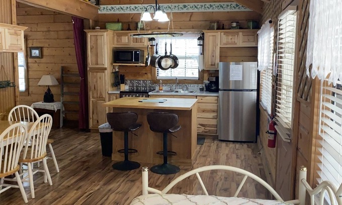 Vanderpool Cabin | Discover A Peace of Heaven LOG Cabins & RV - Cozy Cabin Retreat