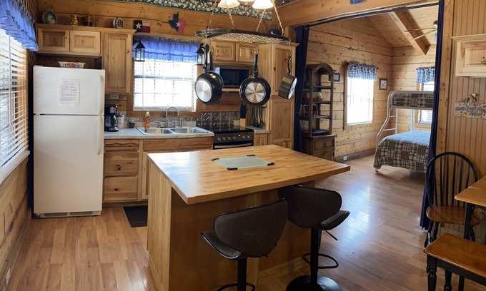 Vanderpool Cabin | A Peace of Heaven LOG Cabins & RV- Cabin #2