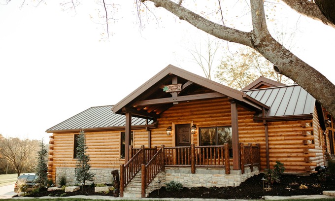 Excelsior Springs Cabin | Tranquil Cabin Retreat with Spa & Pet-Friendly Amenities