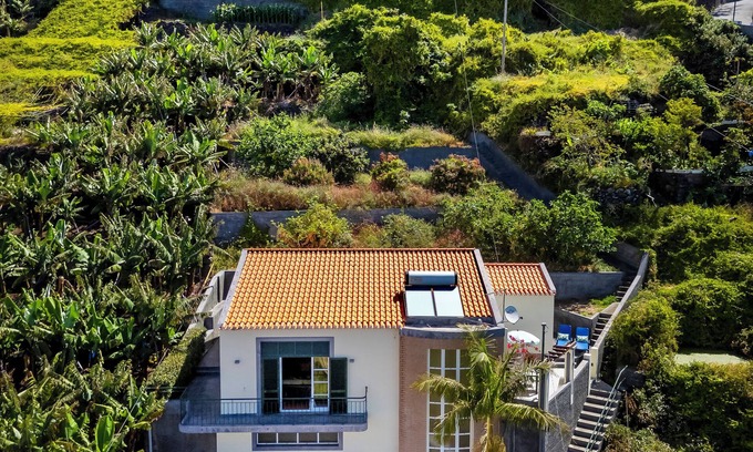 Tabua House | Serene Getaway with Spectacular Sea Views and Spa Access