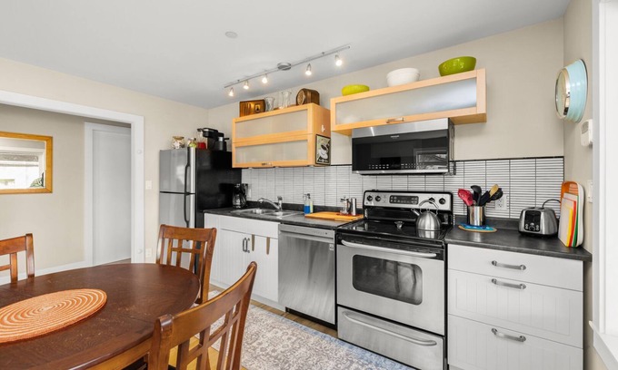 Brentwood Bay Apartment | Tranquil Suite Retreat in Brentwood Bay with Kitchen & Breakfast