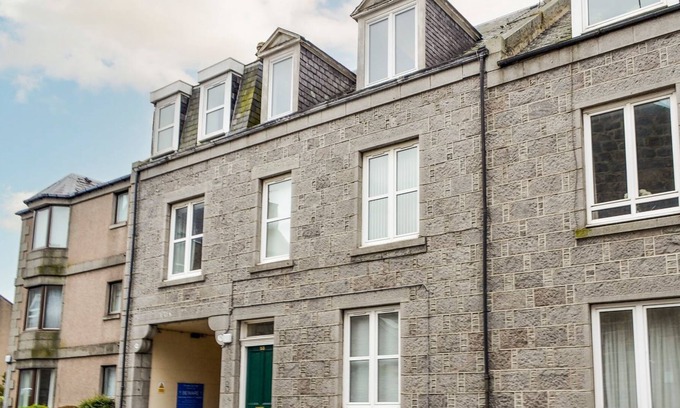 Central Aberdeen Cottage | Your Ideal City Break with Personal Touches and Ocean Views
