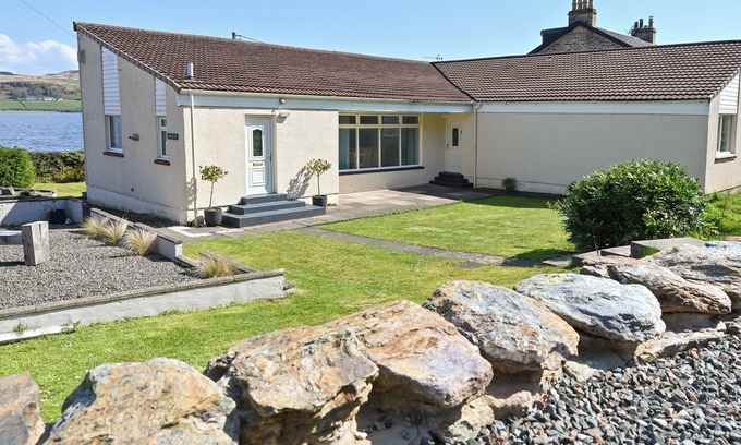Tighnabruaich Cottage | Ideal Retreat for Families and Friends with Ocean Views