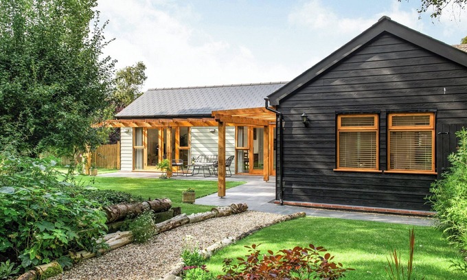 Colchester Cottage | Discover a Hidden Gem with Oceanfront Amenities