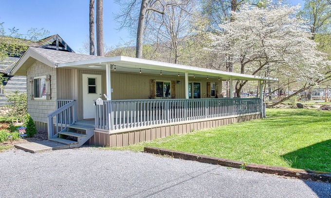 Maggie Valley Cottage | Pet-Friendly Tiny Home: Family Fun with Firepit & Fishing