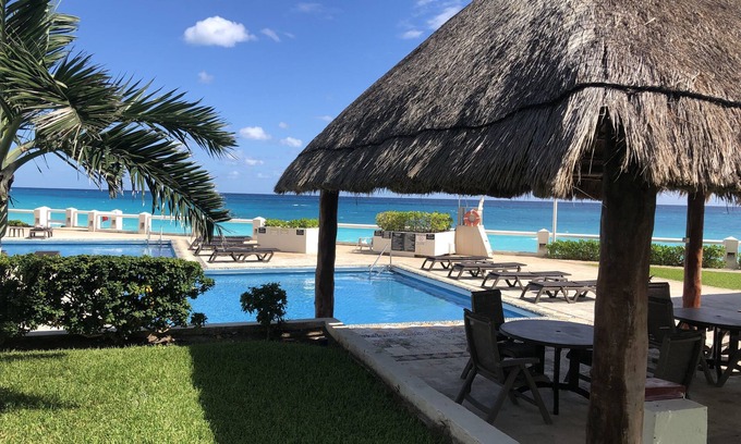 Zona Hotelera House | Perfect Oceanfront Retreat for Family Gatherings & Fun