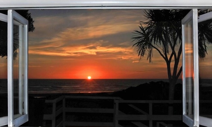 Piha House | Ideal Getaway in Piha: Steps from the Beach & Ocean Views