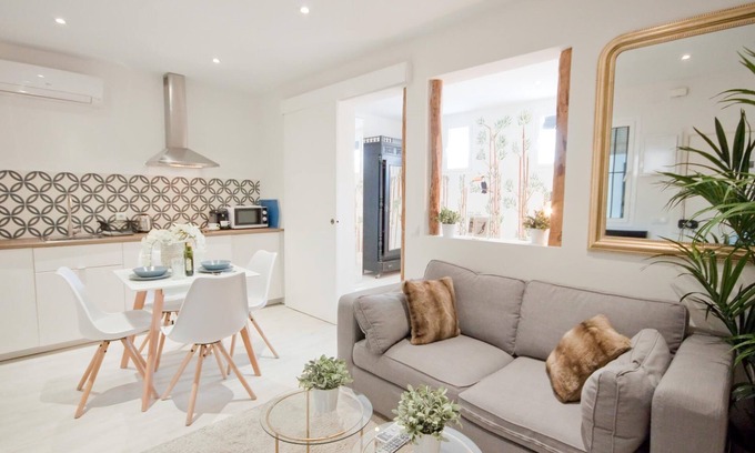 Golden Triangle of Art Apartment | Ideal Retreat in Madrid's Center with Spa & Breakfast