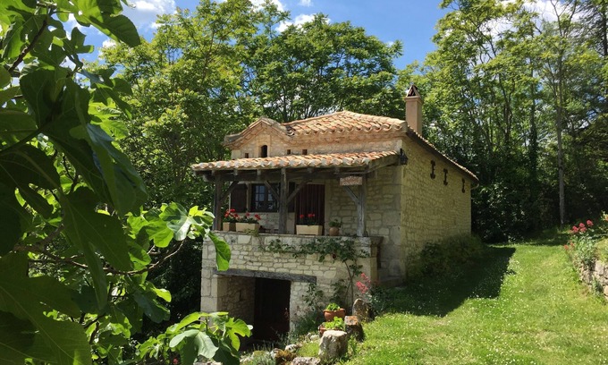 Montcuq Cottage | Charming Cottage Retreat in Montcuq with Pool & Spa