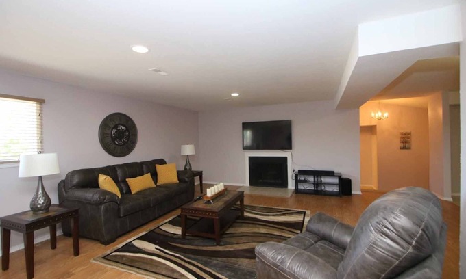 Belleville Apartment | Elegant 4 Bedroom Penthouse with Spa and Hot Tub Retreat