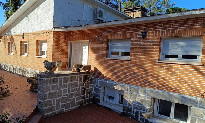 Tres Cantos Ski Chalet | Ideal Retreat for Relaxation with Spa and Breakfast Included