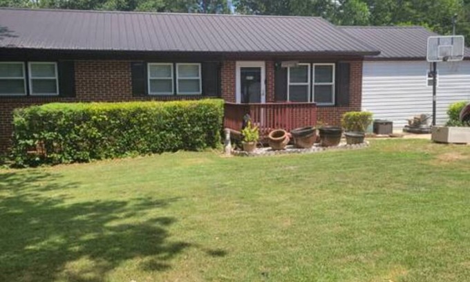 Athens House | Perfect Retreat for Game Day Fun - Gameday Rental