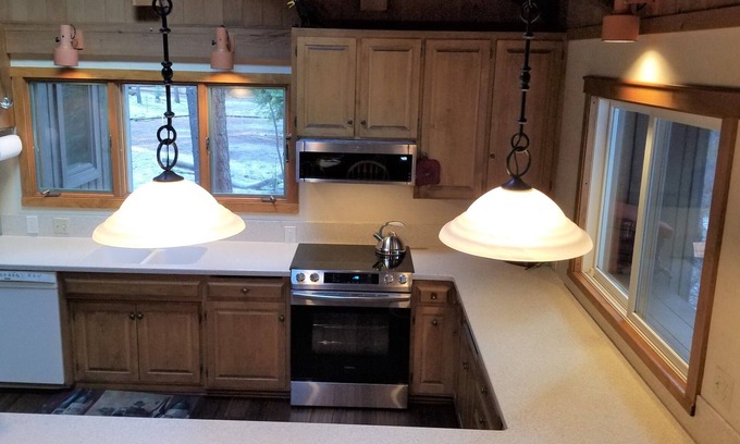 Black Butte Ranch Cabin | Discover Comfort at Black Butte's Heart - Pool & Spa Await