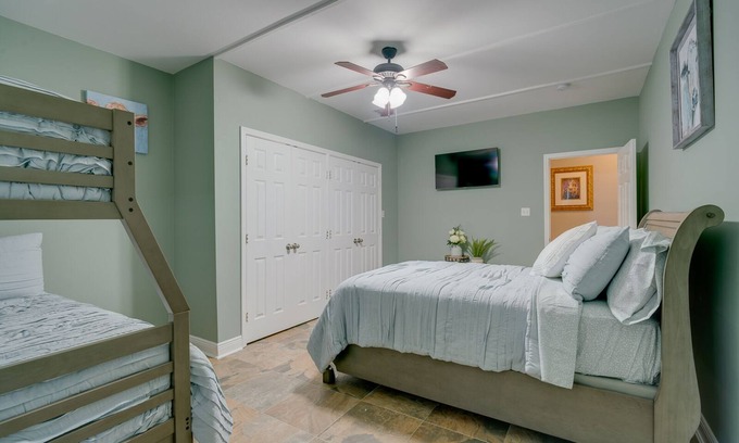 Park Forest - LA North House | Memorable Retreat Near LSU & New Orleans with Spa Amenities