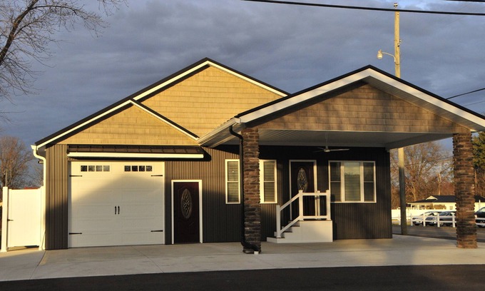 Dover House | Relax and Unwind with Hot Tub, Firepit & Wineries
