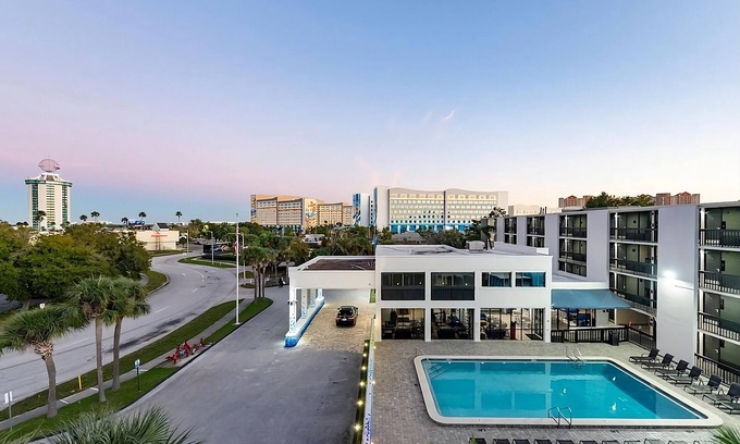 Florida Center Hotel | Relax and Recharge Near Museum of Illusions with Free Parking