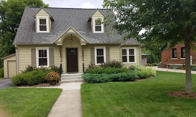 Sun Prairie House | Tranquil Getaway: Family-Friendly with Breakfast & Discounts