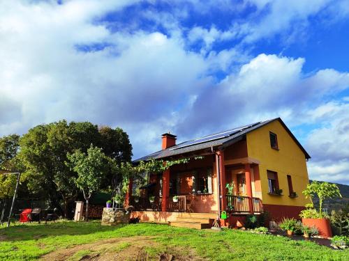 Rubia Ski Chalet | Pet-Friendly A Porteliña Casa Rural with 9.8 Guest Rating