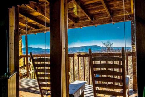 Gatlinburg - Pigeon Forge Hotel | Experience A Postcard View with Family-Friendly Amenities