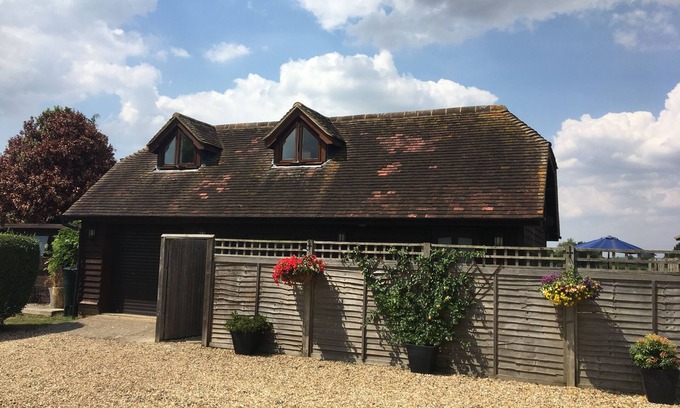 Abbess Roding Cottage | Idyllic Rural Cottage in Kent with Pool and Pet-Friendly Options