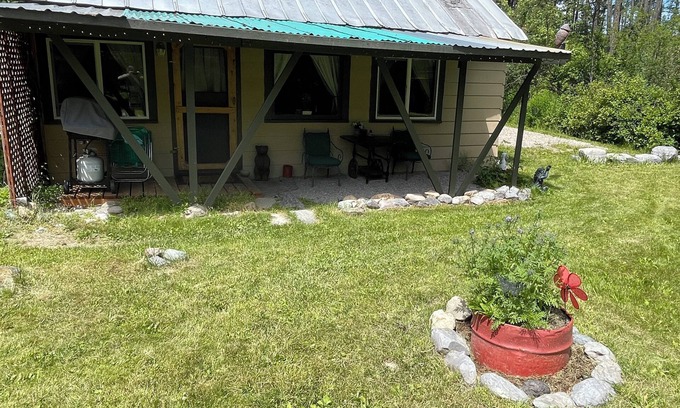 Bigfork Cabin | Cozy Private Cabin Near Bigfork with Clawfoot Tub & Spa
