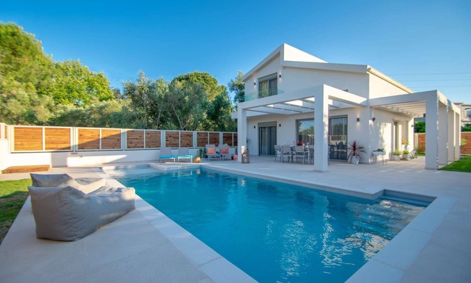 Laganas Villa | Exclusive Villa Retreat in Lagana Resort with Pool & Breakfast