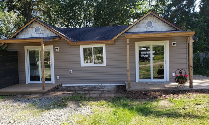 North Cowichan Cottage | Cozy Cottage Retreat on 2 Acres - Pet Friendly & Breakfast